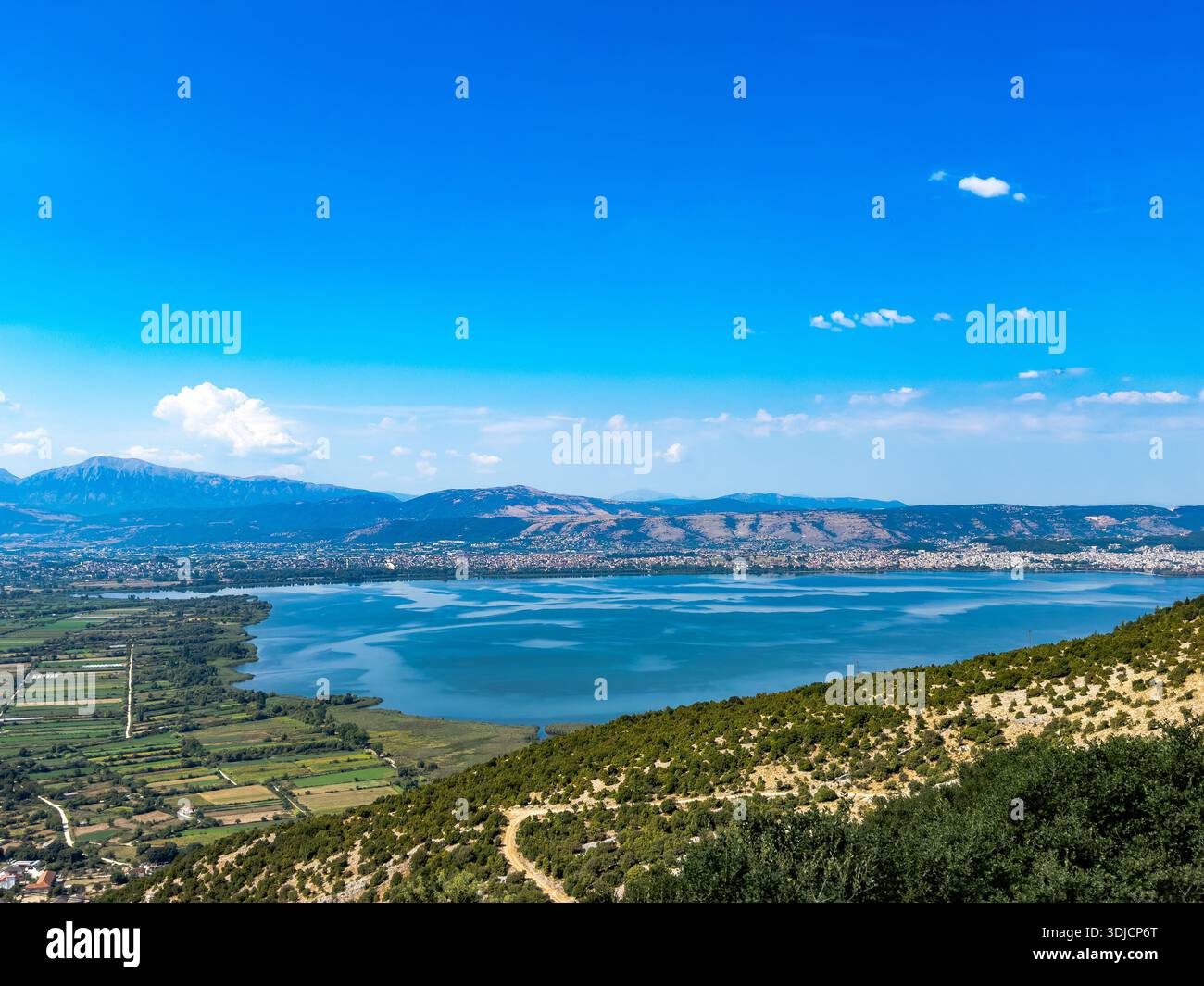 Großer Panoramablick auf den Pamvotida-See, umgeben von Bergen, Feuchtgebieten und Ackerland, mit der Stadt Ioannina entlang der Küste, Epirus r Stockfoto