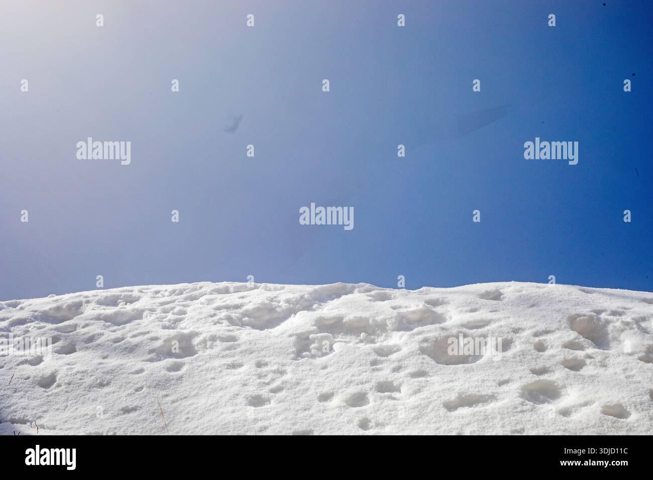 Spontaner Schneefall in Europa. Ungewöhnliches Wetter. Stockfoto