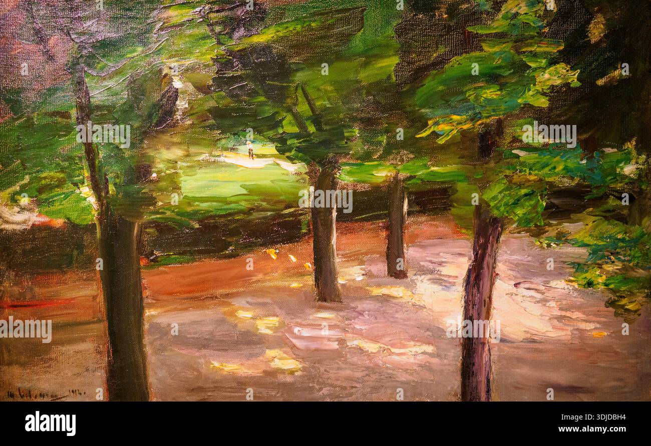 Parkszene mit Bäumen und Figur (1916) von Max Lieberman (1847 - 1935) - Öl auf Leinwand Stockfoto