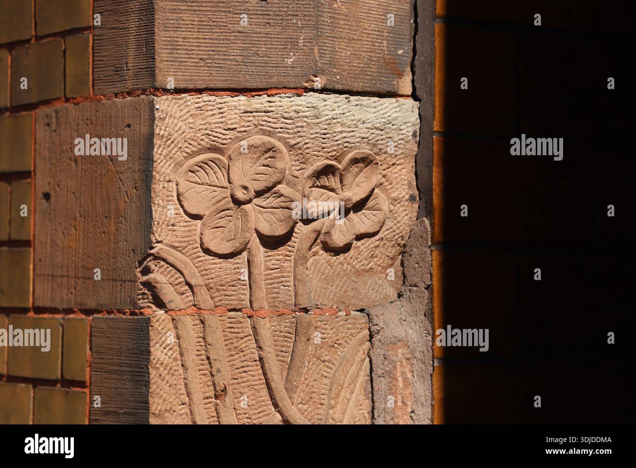 Ein Reliefschnitzerei, eine skulpturale Technik, bei der die geschnitzten Elemente auf einem soliden Hintergrundmaterial befestigt bleiben. Stockfoto