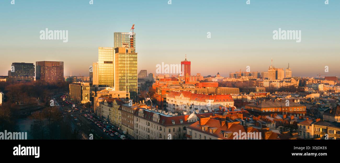 Aerial Business City Skyline Sonnenuntergang. Gehobene urbane Perspektive Moderne Architektur Finanzviertel Unternehmenswachstum Investitionsumfeld kommerziell Stockfoto