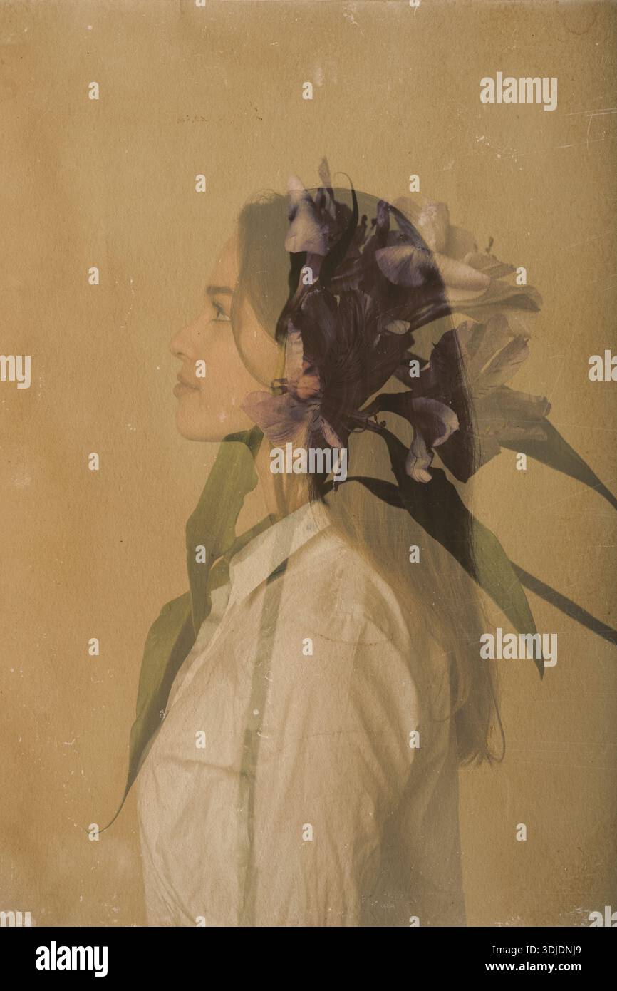Das Frauenprofil verschmilzt mit Irisblumen in einer Vintage-Sepia-Doppelbelichtung Stockfoto