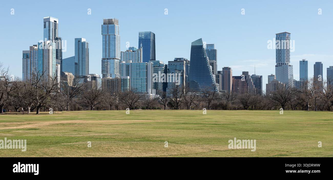 Die Skyline von Austin, Texas, aus einem grasbewachsenen Park mit modernen Wolkenkratzern im Stadtzentrum und einer urbanen Stadtlandschaft im Hintergrund Stockfoto