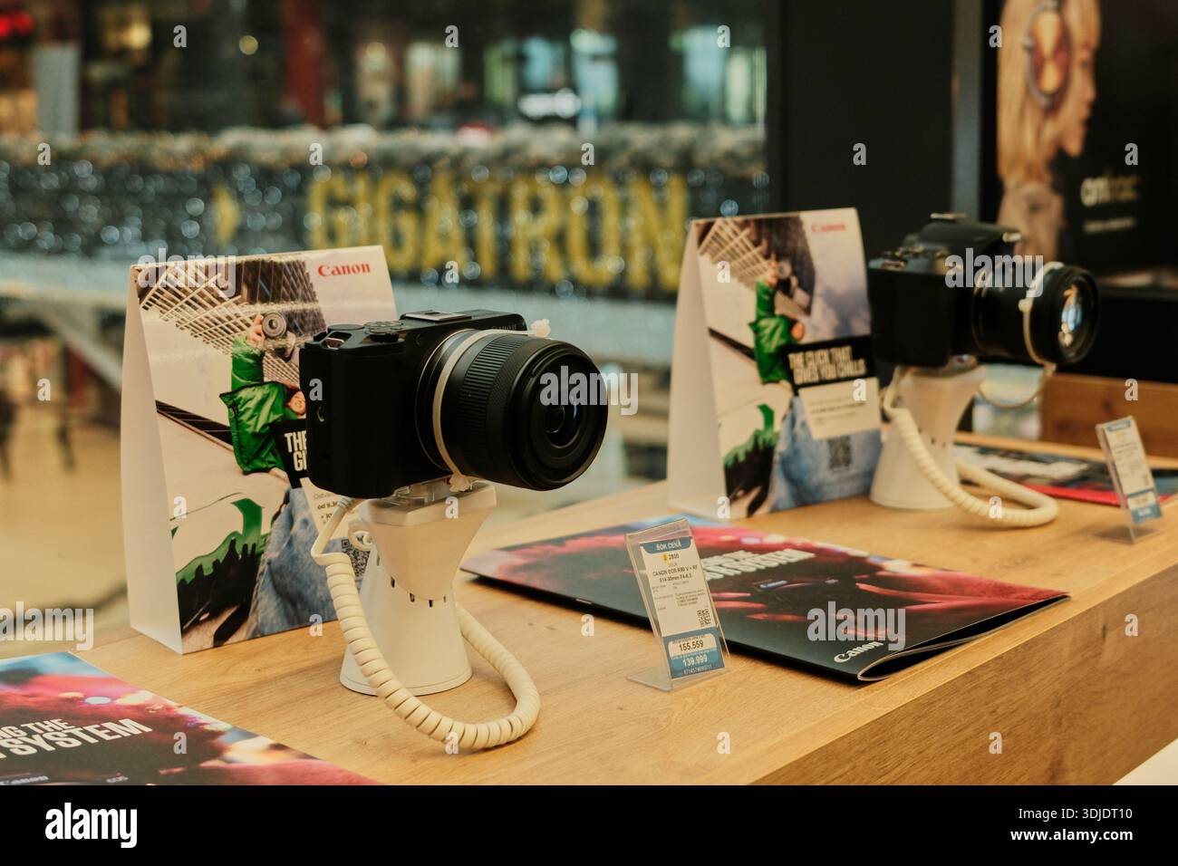 Digitale CANON Kameras werden an Sicherheitsständen im Elektronikgeschäft mit Werbematerial in Belgrad präsentiert. Belgrad, Serbien - 15. Januar Stockfoto