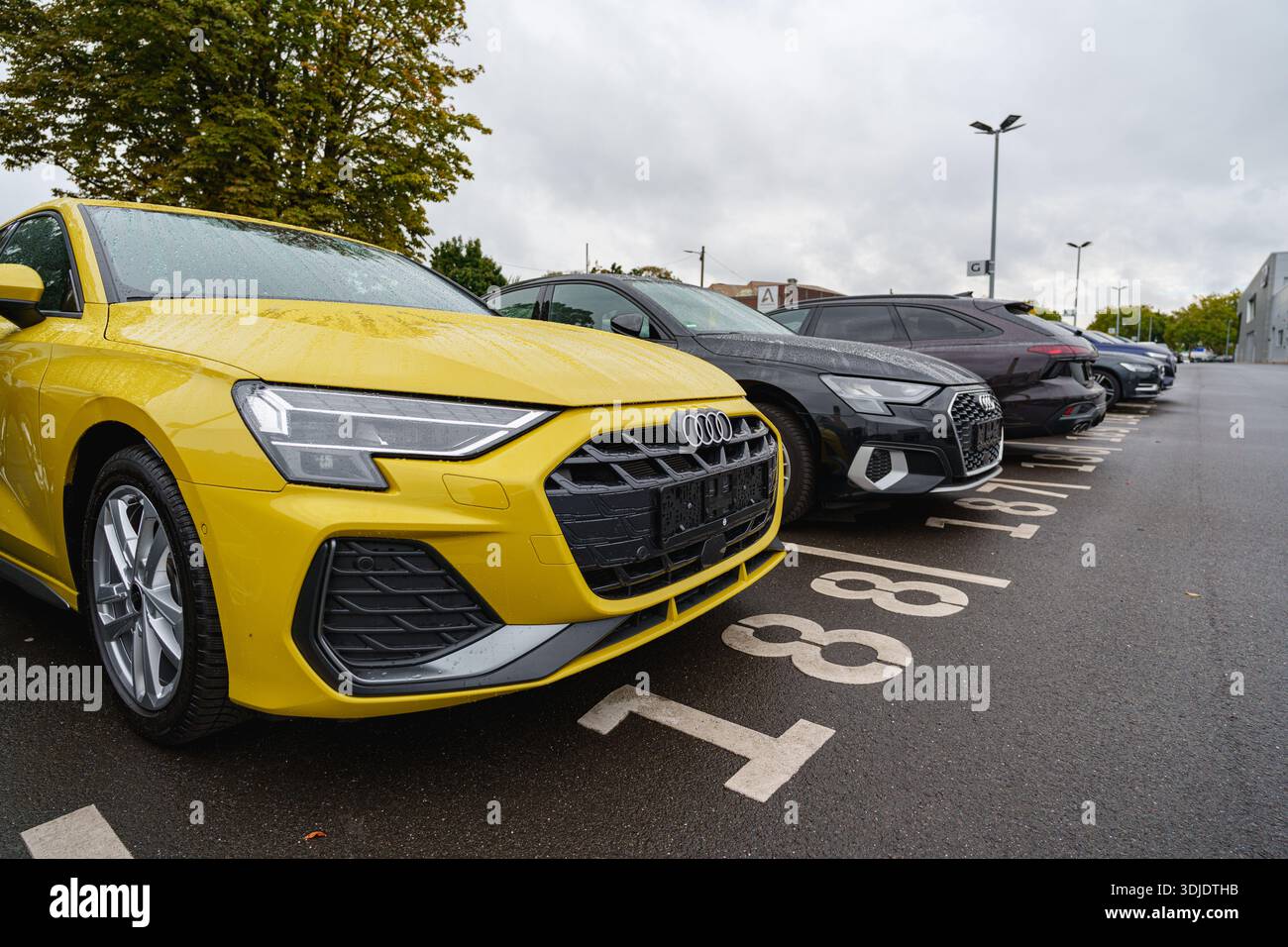 Reihe parkender Audi Fahrzeuge einschließlich Elektromodelle mit modernem Automobildesign Stockfoto