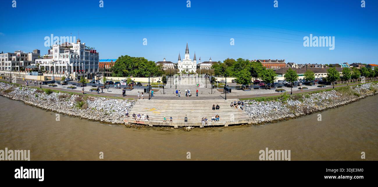 Aus der Vogelperspektive auf den lebhaften Kontrast der historischen Gebäude mit dem fließenden Fluss in der Nähe des Jackson Square und der St. Louis Cathedral in New Orleans, Loui Stockfoto