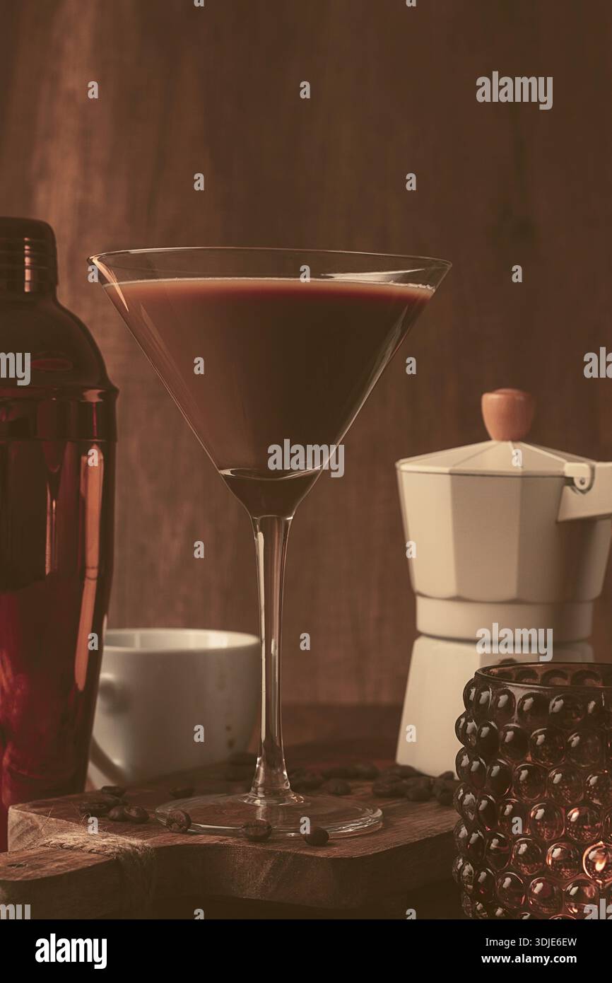 Espresso-Martini-Cocktail, alkoholisches Getränk, Shaker und Geysir-Kaffeemaschine, auf hölzernem Hintergrund Stockfoto