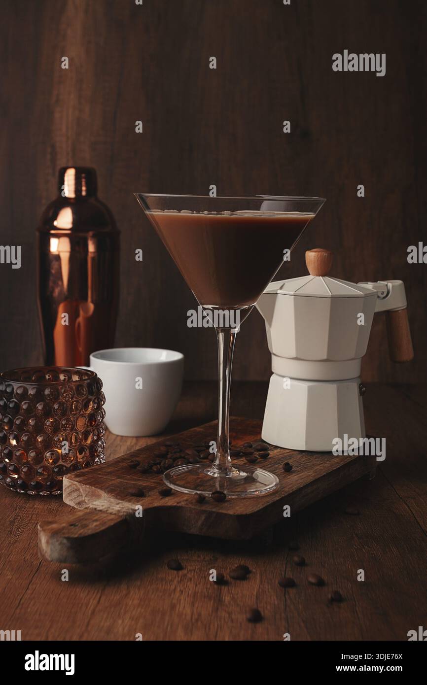 Espresso-Martini-Cocktail, alkoholisches Getränk, Shaker und Geysir-Kaffeemaschine, auf hölzernem Hintergrund Stockfoto