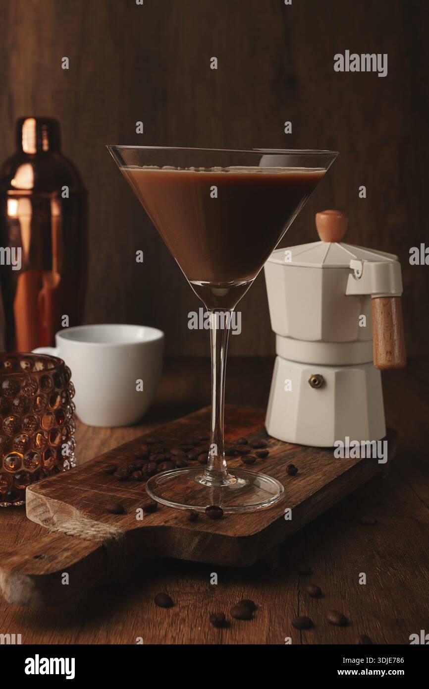 Espresso-Martini-Cocktail, alkoholisches Getränk, Shaker und Geysir-Kaffeemaschine, auf hölzernem Hintergrund Stockfoto