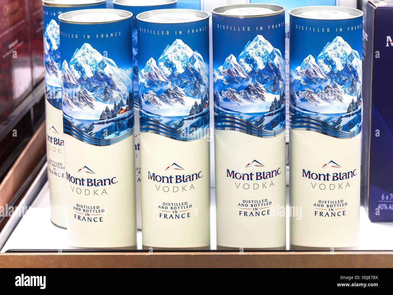 Samara, Russland - 9. Februar 2025: Mont Blanc französischer Wodka im Regal eines Supermarktes. Verschiedene alkoholische Getränke in Flaschen und Spirituosen Stockfoto