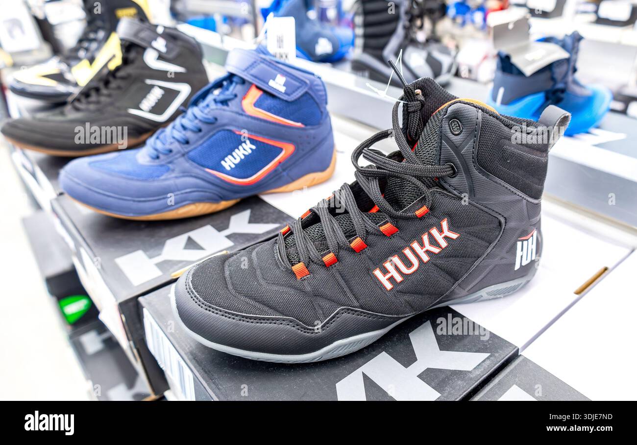 Samara, Russland - 19. April 2025: Hukk Sportschuhe im Regal eines Schuhgeschäfts. Sportschuhe. HUKK ist eine Sportmarke, die Ausrüstung f Stockfoto