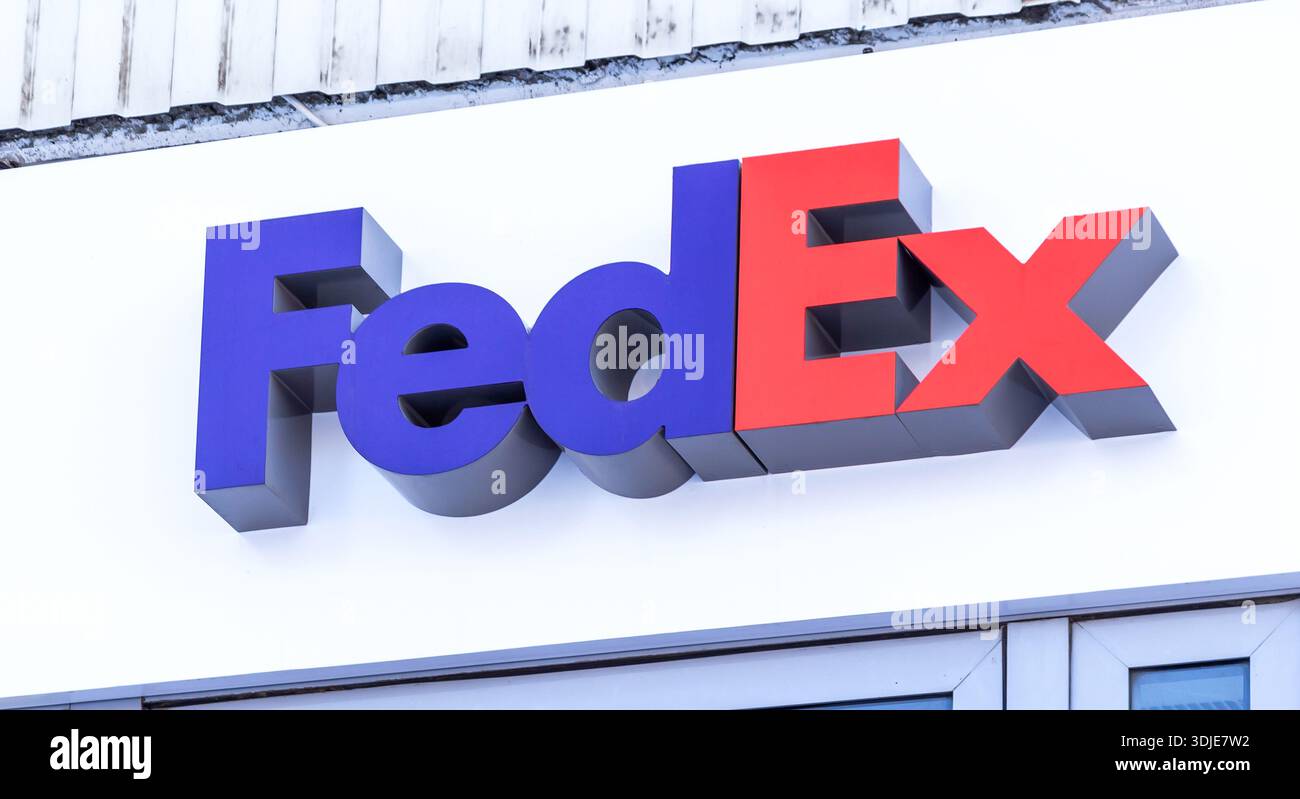 Samara, Russland, 12. März 2022: Schild mit FedEx-Logo. US-amerikanisches multinationales Federal Express Shipping Company Stockfoto