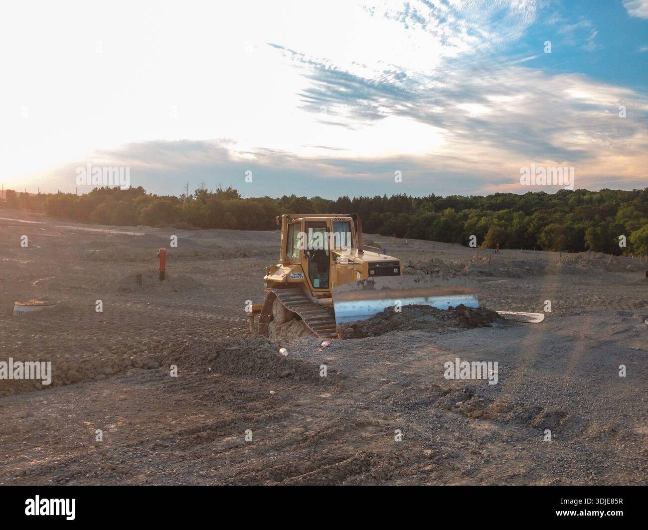 Aurora, Ontario, Kanada - 23. August 2015: CAT-Planierraupe schiebt und ebnet Boden auf einer aktiven Baustelle, zeigt Erdbewegungsarbeiten, schwere Equ Stockfoto