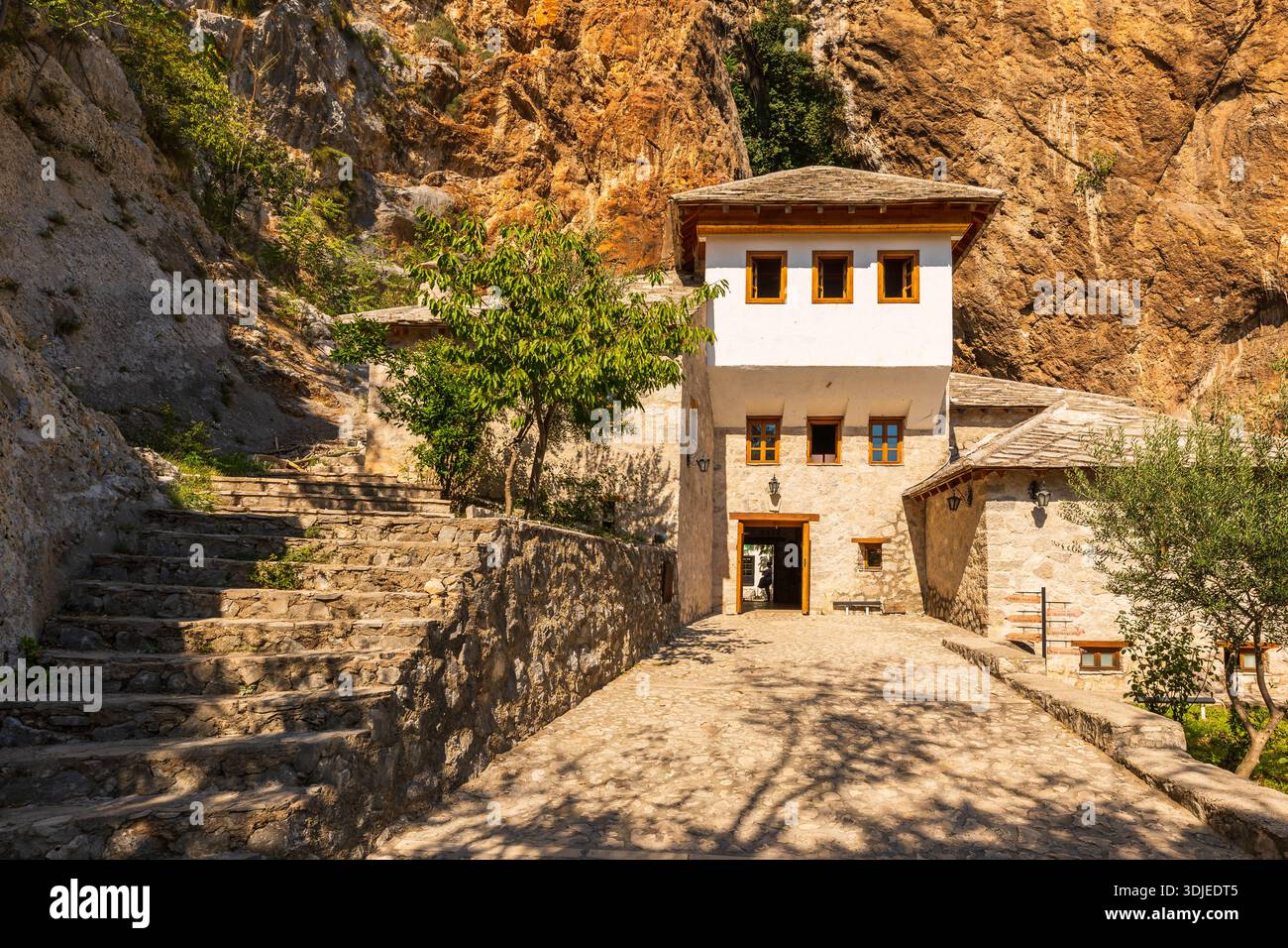 Blagaj, Bosnien und Herzegowina, 17. August 2022: Traditioneller Klosterkomplex aus der osmanischen Ära an der Klippe von Blagaj. Stockfoto