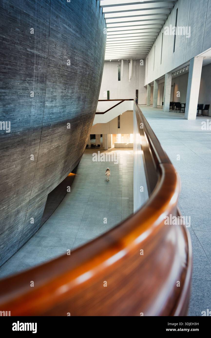 Anmutig Geschwungener Handlauf Aus Holz Unterstreicht Die Dramatische Architektonische Komposition Im Gesamten Atrium Stockfoto
