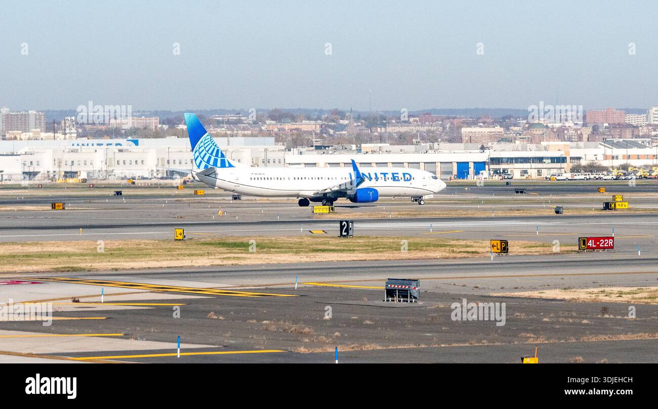 Newark Liberty Airport, Newark, New Jersey, USA - 16. November 2023 - United Airlines Boeing 737-900 auf der Start- und Landebahn im EWR Stockfoto