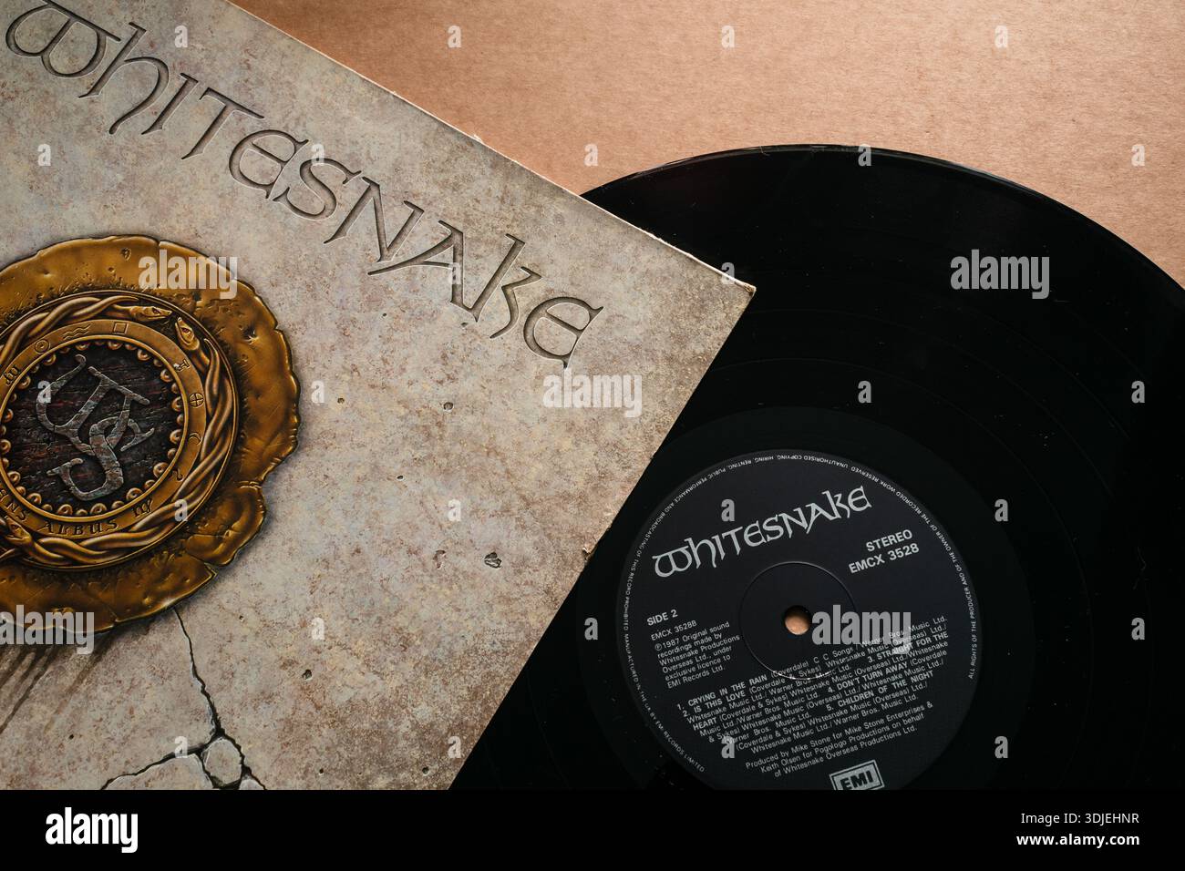 'Whitesnake' - 'Whitesnake' Vinyl-Platte mit Album-Cover, isoliert auf hellem, einfachem Hintergrund, oberer Winkel aufgenommen Stockfoto