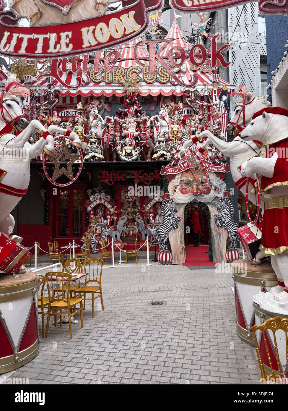 Das Little Kook Café in Seoul, Südkorea, berühmt für seine raffinierten saisonalen Themen. Dieses Bild zeigt den skurrilen Zirkus und die Weihnachtsfassade de Stockfoto