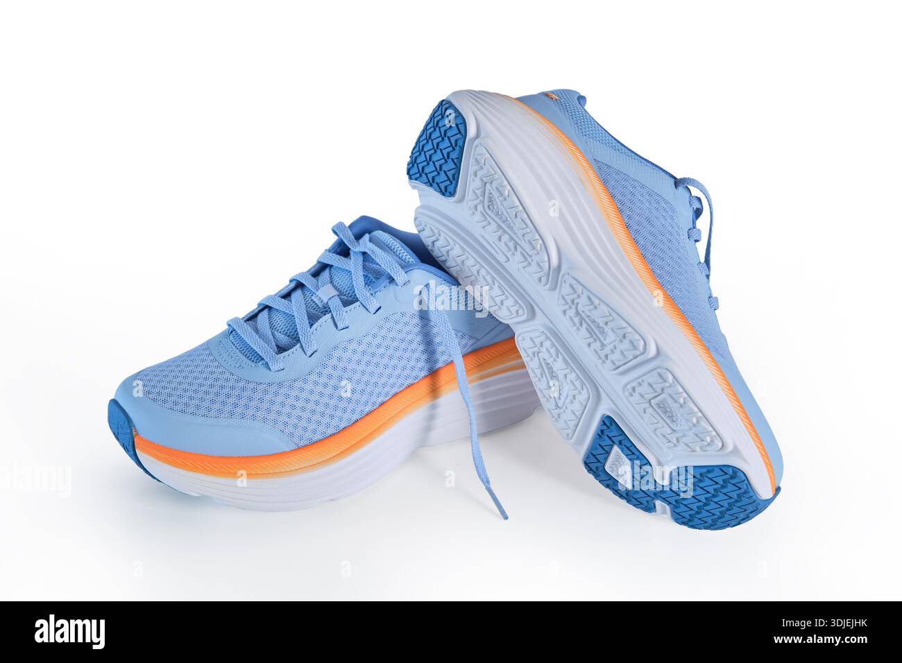 Moderne Laufschuhe in Blau und Orange mit Mesh-Obermaterial und gepolsterten Sohlen Stockfoto