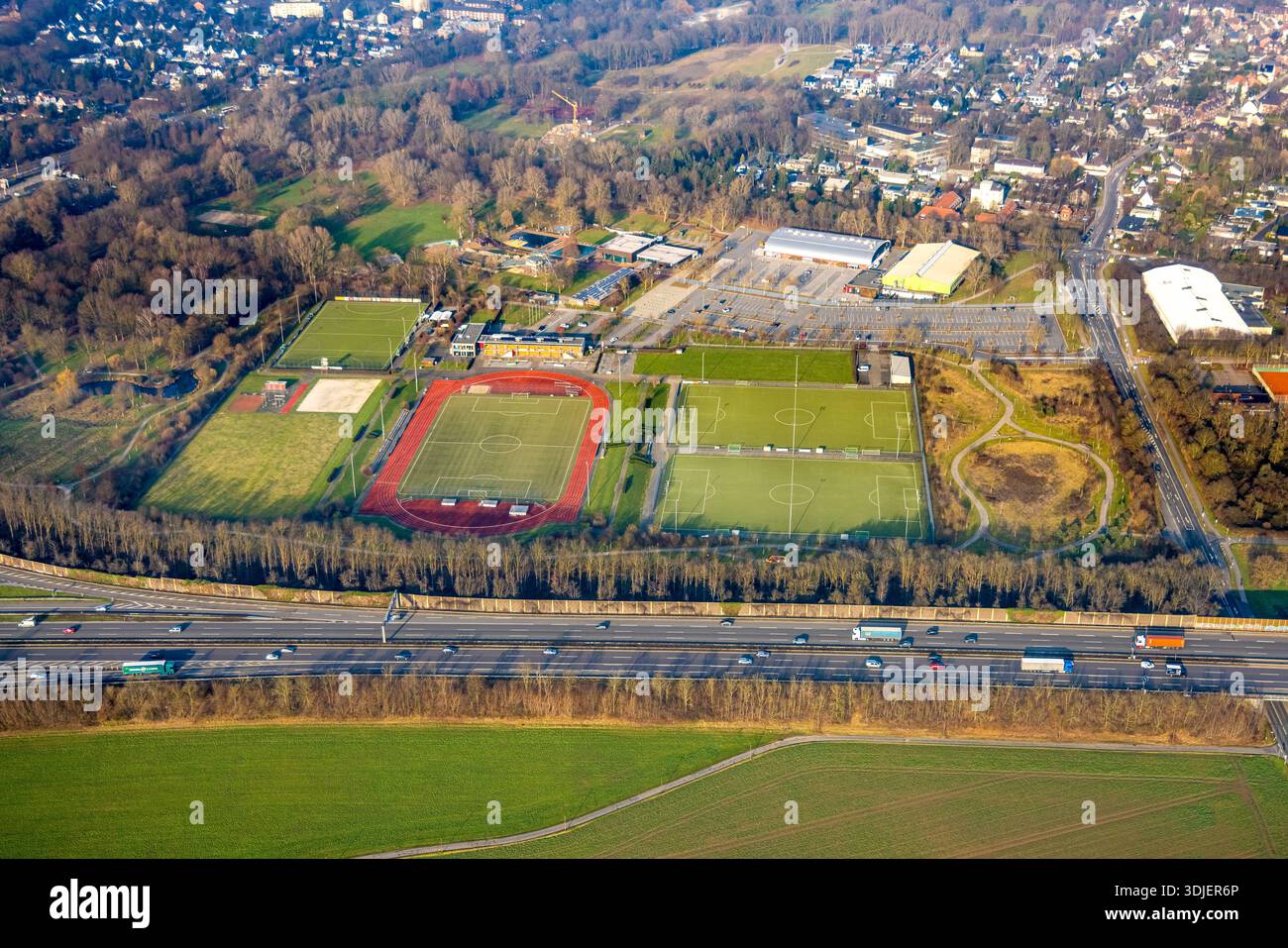 Luftbild, Großsportanlage Filder Benden GSV und MTV Moers, Fußballstadion, Leichtathletikstadion und ENNI Eventhalle, ENNI Solimare - Freibad und ENNI Aktivbad - Hallenbad, Moers-Vinn, Moers, Ruhrgebiet, Nordrhein-Westfalen, Deutschland ACHTUNGxMINDESTHONORARx60xEURO *** Luftsicht, große Sportanlage Filder Benden GSV und MTV Moers, Fußballstadion, Leichtathletikstadion und ENNI Veranstaltungshalle, ENNI Solimare Freibad und ENNI Aktivbad Hallen, Moers Vinn, Moers, Ruhrgebiet, Nordrhein-Westfalen, Deutschland ATTENTIONxMINDESTHONORARx60xEURO Stockfoto
