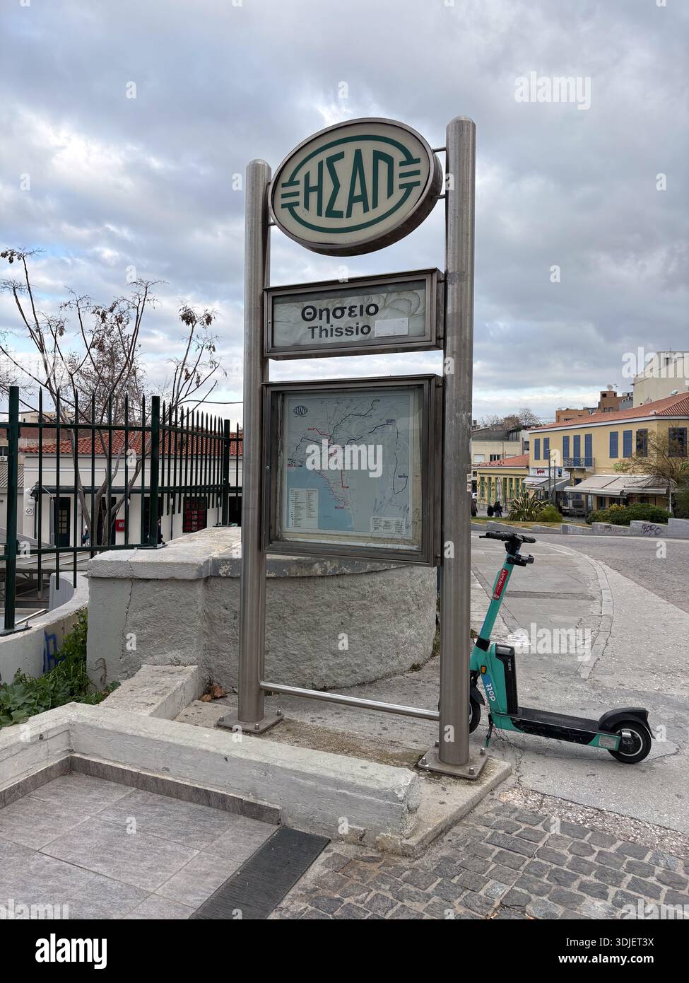 Thissio U-Bahn-Station, Eingangsschild in Athen. Teil des Athener U-Bahnnetzes. Stockfoto