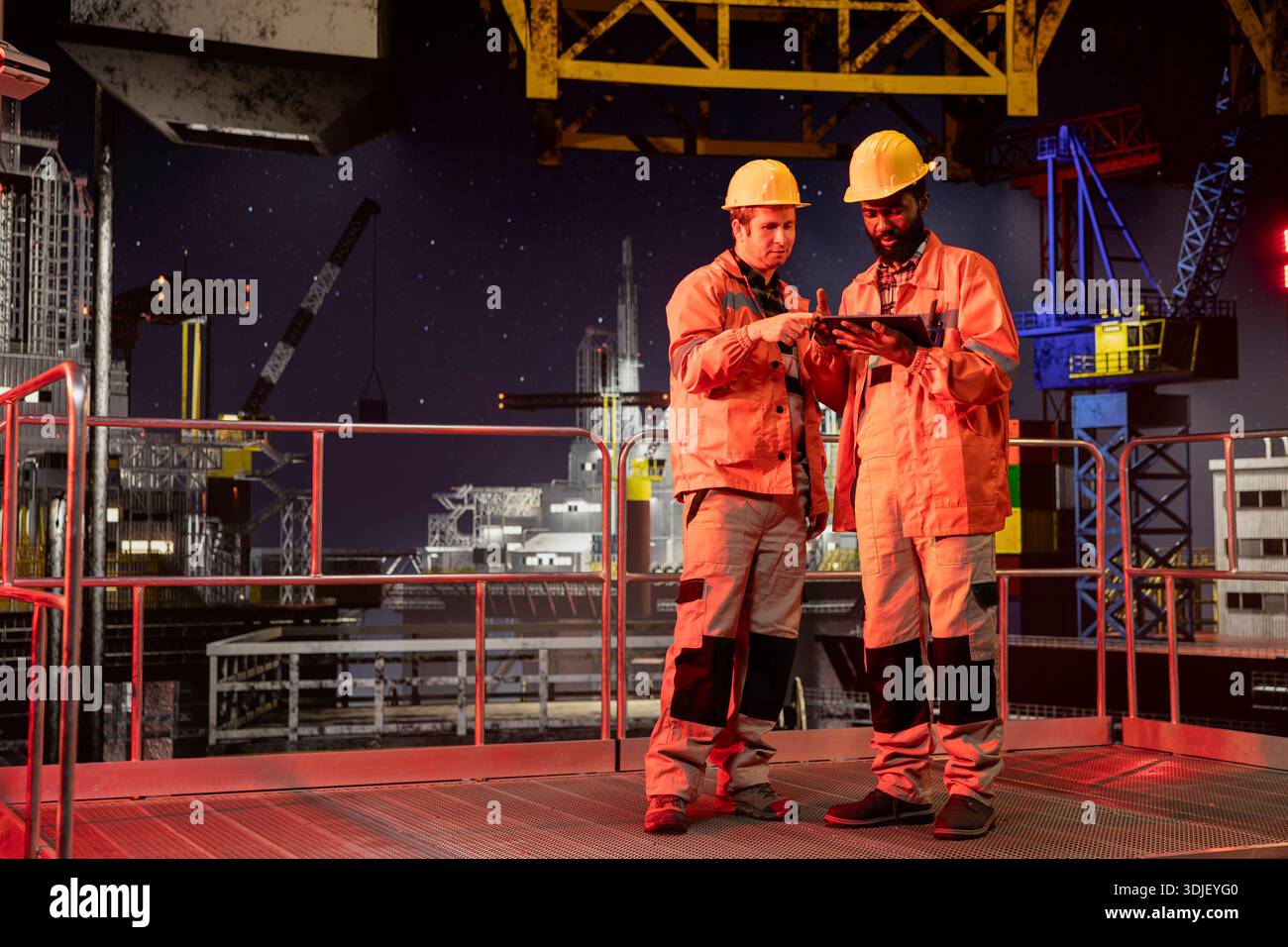 Team von Ingenieuren, die die Aktivität des Bohrgeräts bei Nacht überprüfen, um eine effiziente Öl- und Naturbrennstoffförderung von der Offshore-Plattform zu gewährleisten. Zusammenarbeit bei der Ölproduktion für die Industrie. Stockfoto