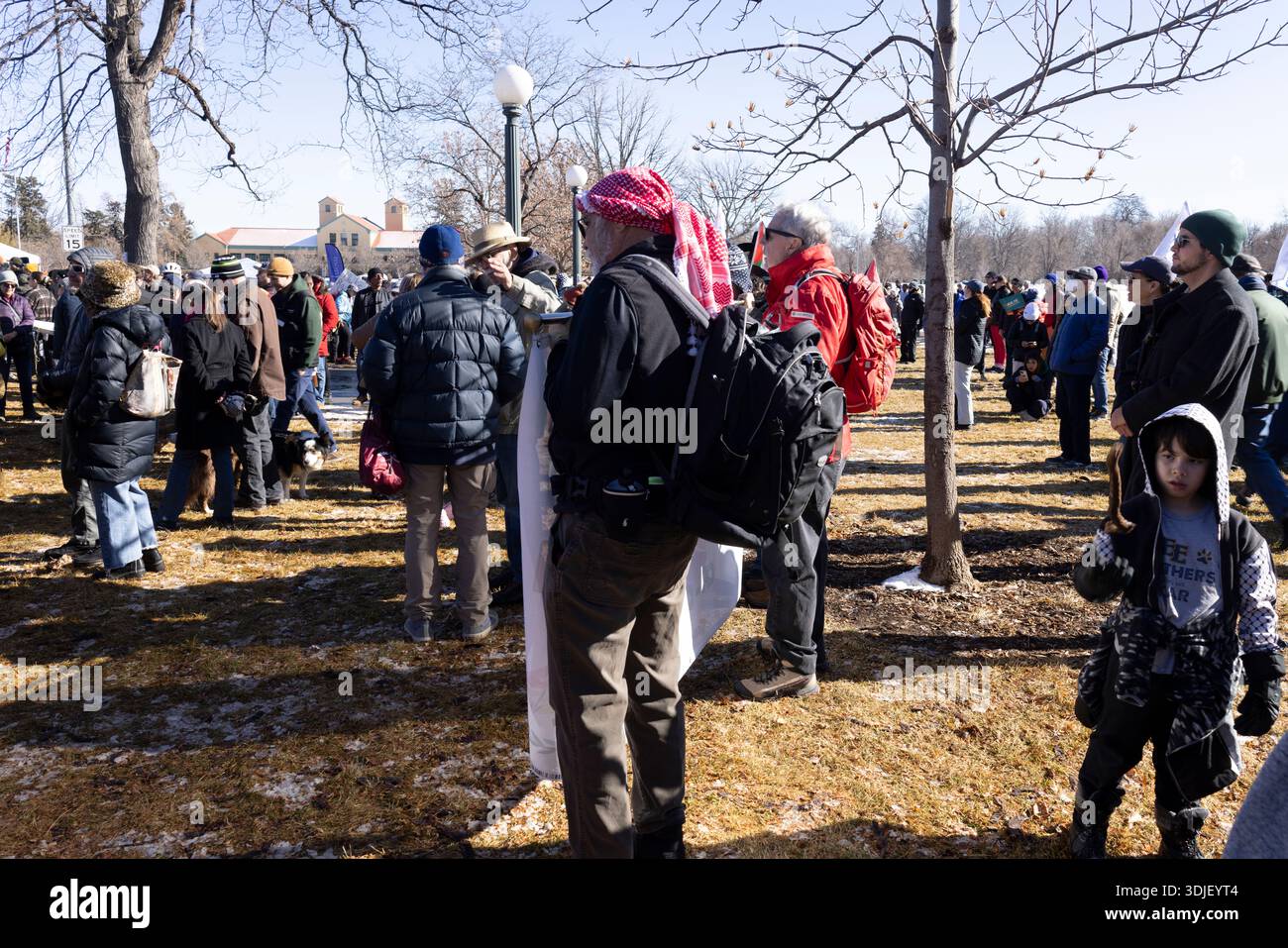 Die Massen beobachten einen Redner, der die Teilnehmer im Martin Luther King Jr. anspricht Day Marade im Colorado State Capitol in Denver, Colorado, am 19. Januar, Stockfoto