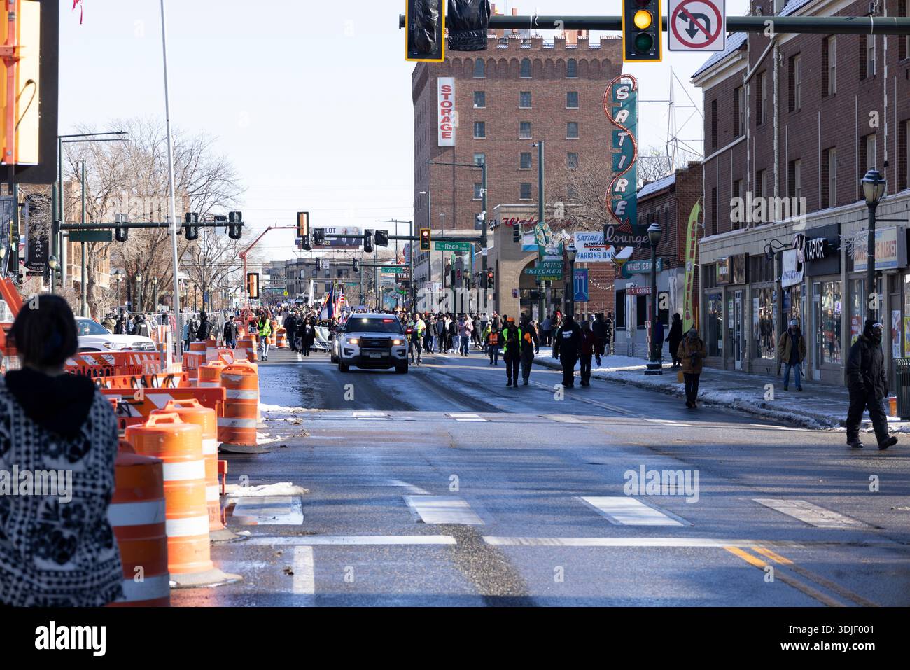 Während des Martin Luther King Jr. ziehen sich Massen von Demonstranten entlang der Colfax Avenue in Richtung Colorado State Capitol Day Marade in Denver, Colorado, ON Stockfoto
