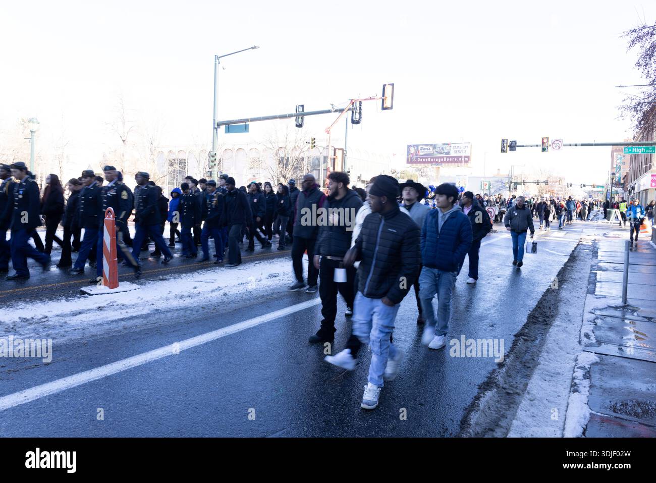 Während des Martin Luther King Jr. ziehen sich Massen von Demonstranten entlang der Colfax Avenue in Richtung Colorado State Capitol Day Marade in Denver, Colorado, ON Stockfoto
