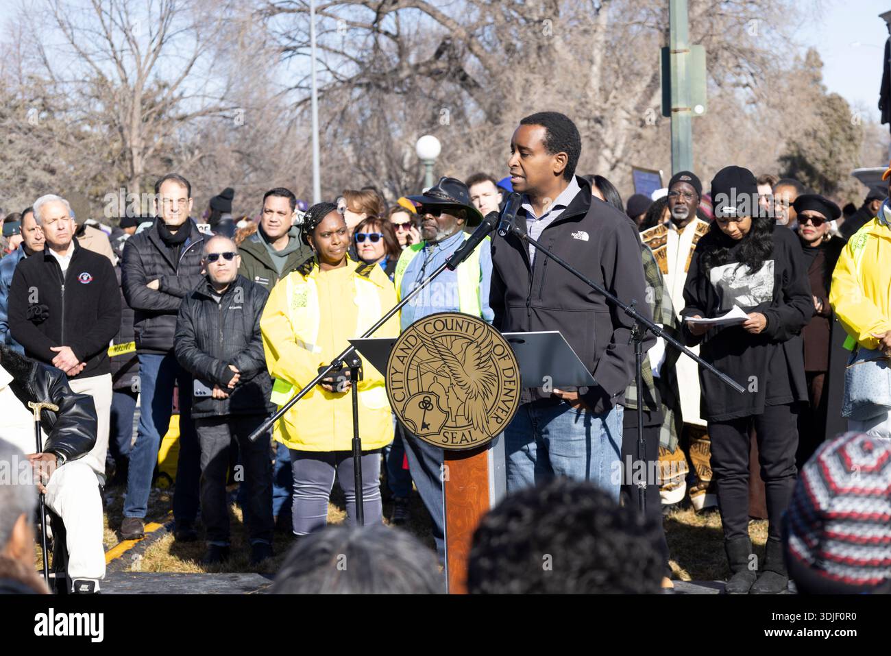 Joe Neguse (D-CO) spricht die Teilnehmer des Martin Luther King Jr. an Day Marade in Denver, Colorado, am 19. Januar 2026, zu Ehren des Vermächtnisses von Stockfoto