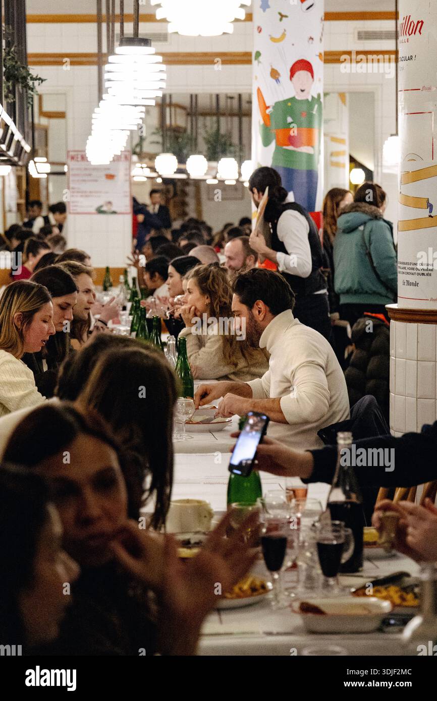 Gäste speisen im klassischen französischen Bistro Bouillon Pigalle, Paris, Frankreich Stockfoto