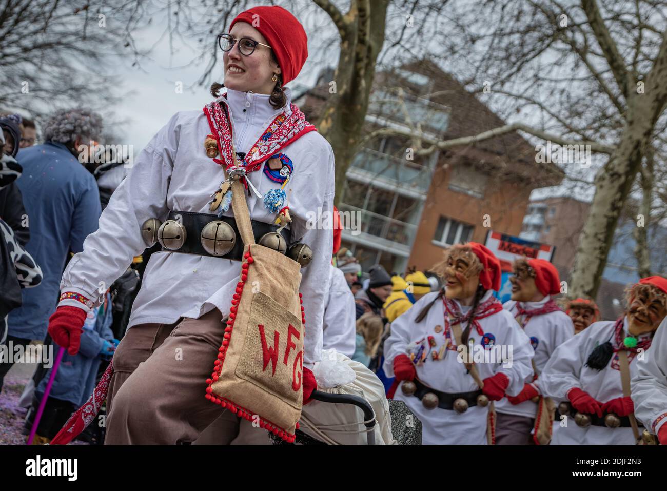 Zug, Schweiz - 1. März 2025: Kostümierte Teilnehmer in festlicher Kleidung und Masken feiern die Fasnacht-Winterkarnevalsparade in der historischen Stadt Stockfoto