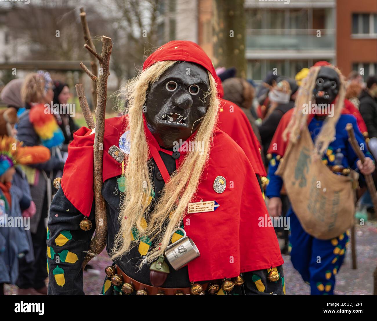 Zug, Schweiz - 1. März 2025: Kostümteilnehmer in Hexenbekleidung und Larve-Masken feiern den Fasnacht-Winterkarneval bei einer Festparade Stockfoto