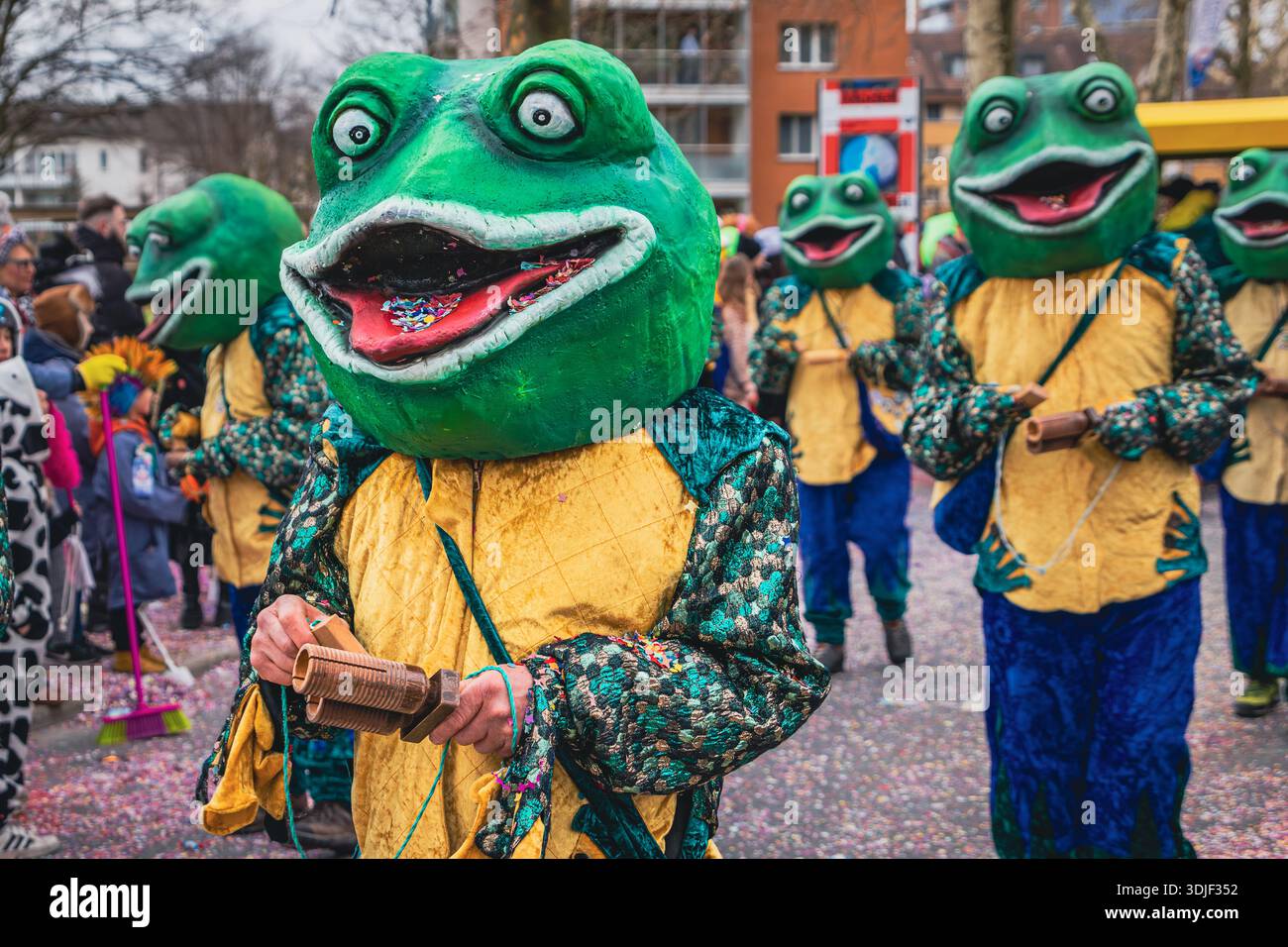 Zug, Schweiz - 1. März 2025: Verkleidete Teilnehmer in Froschkostümen feiern die Fasnacht-Winterkarnevalsparade in der historischen Stadt Stockfoto
