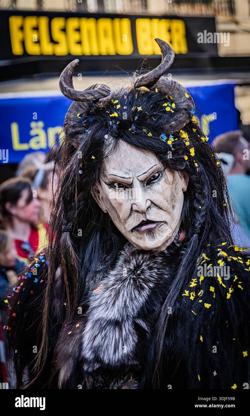Bern Schweiz - 8. März 2025: Eine Person in einem Tschaggatta, pelzigen Tierkostüm mit gehörnter Holzmaske bei einer Schweizer Winterkarnevalsparade Stockfoto