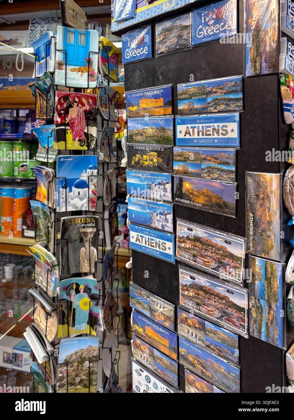 Touristische Souvenirs, darunter Kühlschrankmagnete und Postkarten, mit Bildern der Akropolis von Athen, des Parthenon und Santorins. Reise-Erinnerungsstücke reta Stockfoto