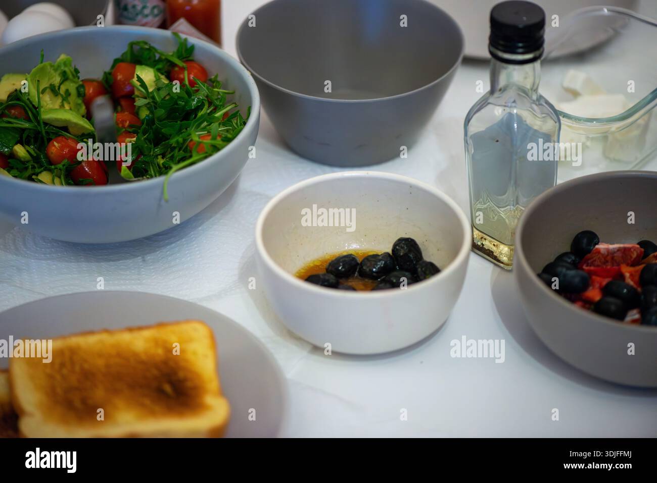 Ein gesundes mediterranes Ramadan-Frühstück (Suhoor) mit frischem Mezze, Oliven, Käse, Brot und nährenden Aromen für einen Tag des Fastens. Stockfoto