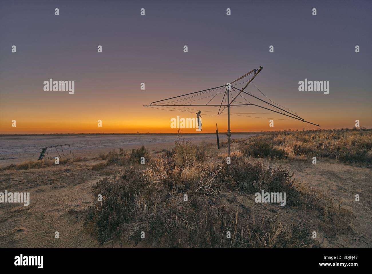 Ein alter Wäscheständer am Rande eines ausgetrockneten Salzsees im Wheatbelt von Western Australia. Es ist ca. 3 Stunden Fahrt vom Meer entfernt. Stockfoto