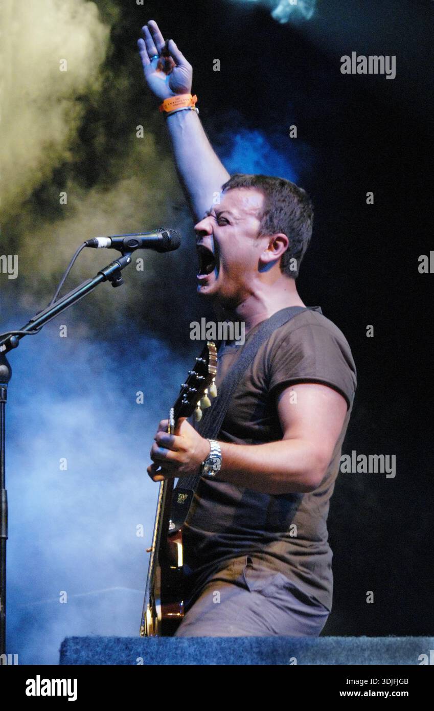 James Dean Bradfield von Manic Street Preachers tritt live beim Glastonbury Festival am 29. Juni 2003 während der Lipstick Traces Tour der Band auf. Fotografiert auf der Pyramid Stage in Somerset, Großbritannien, liefert der walisische Sänger/Gitarrist eine kraftvolle Gesangsperformance mit erhobener Faust und elektrischer Gitarre in der Hand. Dieses Bild, das während der Ära der Lipstick Traces aufgenommen wurde, fängt die Intensität und Überzeugung ein, die Manic Street Preachers Festivalauftritte in den frühen 2000er Jahren prägten. Ein beeindruckender Moment von einer der einflussreichsten alternativen Rockbands Großbritanniens, die in Glastonbury auftrat. Stockfoto