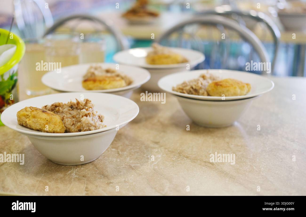 Cafeteria-Szene mit Schüsseln mit wohltuenden Speisen, umgeben von einem freundlichen Ambiente, das die Bedeutung gemeinsamer Mahlzeiten und Gemeindeversammlungen unterstreicht Stockfoto