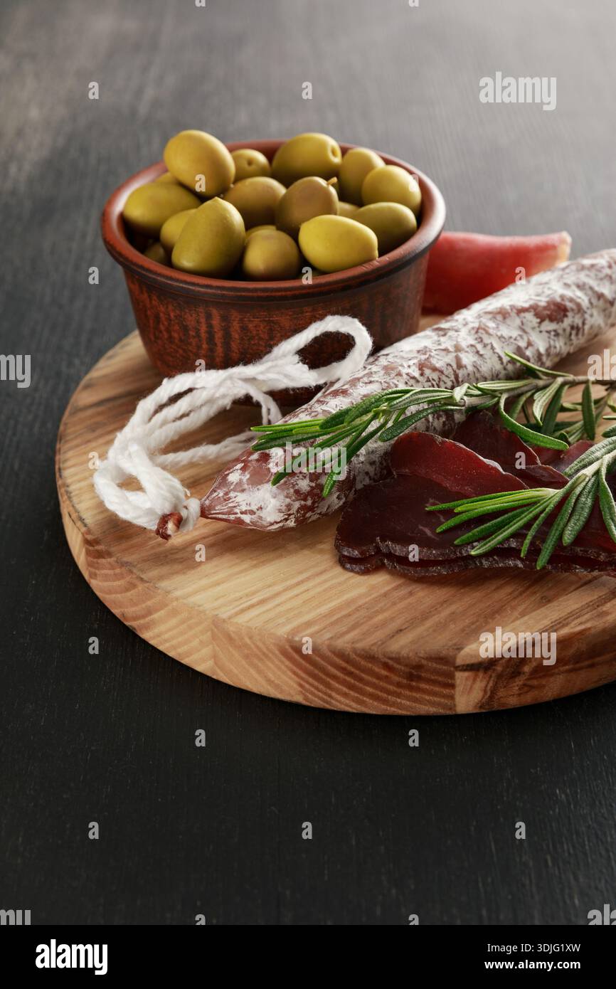 Aperitif-Brett, Wurstwaren und Oliven Stockfoto