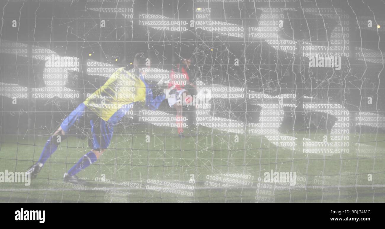 Torhüter in gelbem Trikot, der auf dem Nachtfeld nach links reicht, mit Netz, Ball, Handschuhen und Code-Overlay Stockfoto