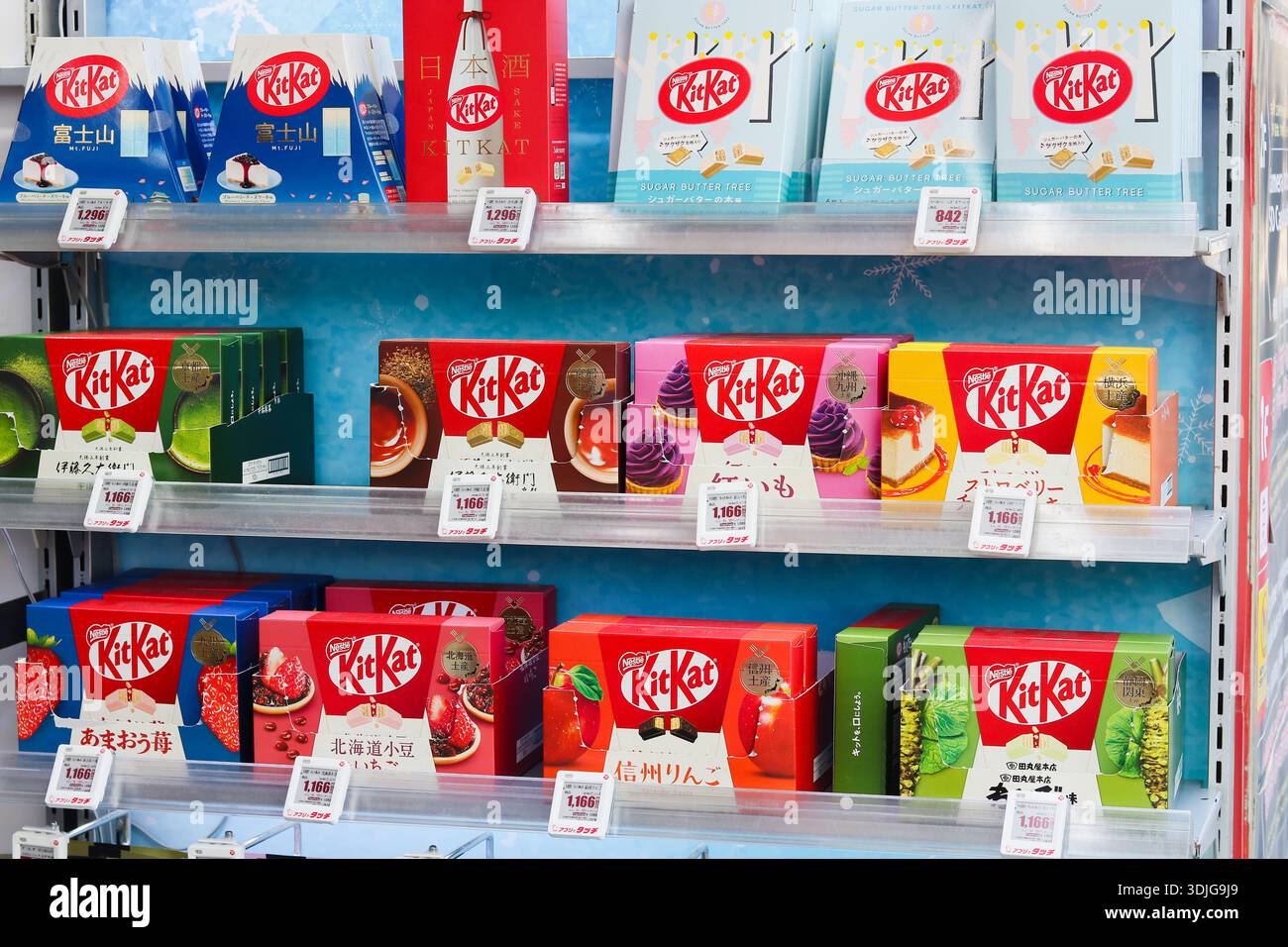 TOKIO, JAPAN - 24. Januar 2026: Kisten mit Kitkats, darunter Matcha, Apfel, Erdbeeren und Sake, in einem Geschäft. Stockfoto