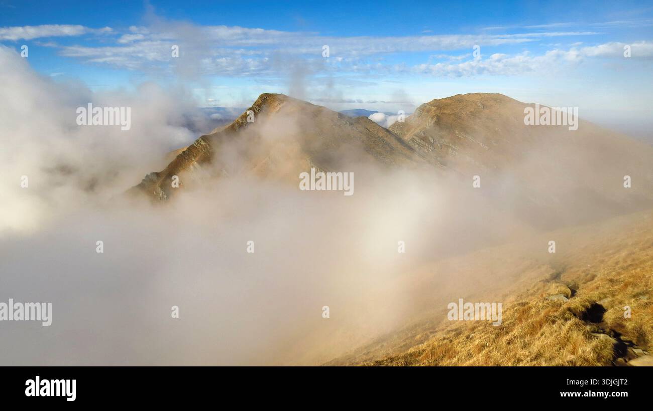 Eine weitläufige Berglandschaft im Nördlichen Apennin, Italien, mit den Gipfeln des Monte Braiola und des Monte Orsaro. Stockfoto