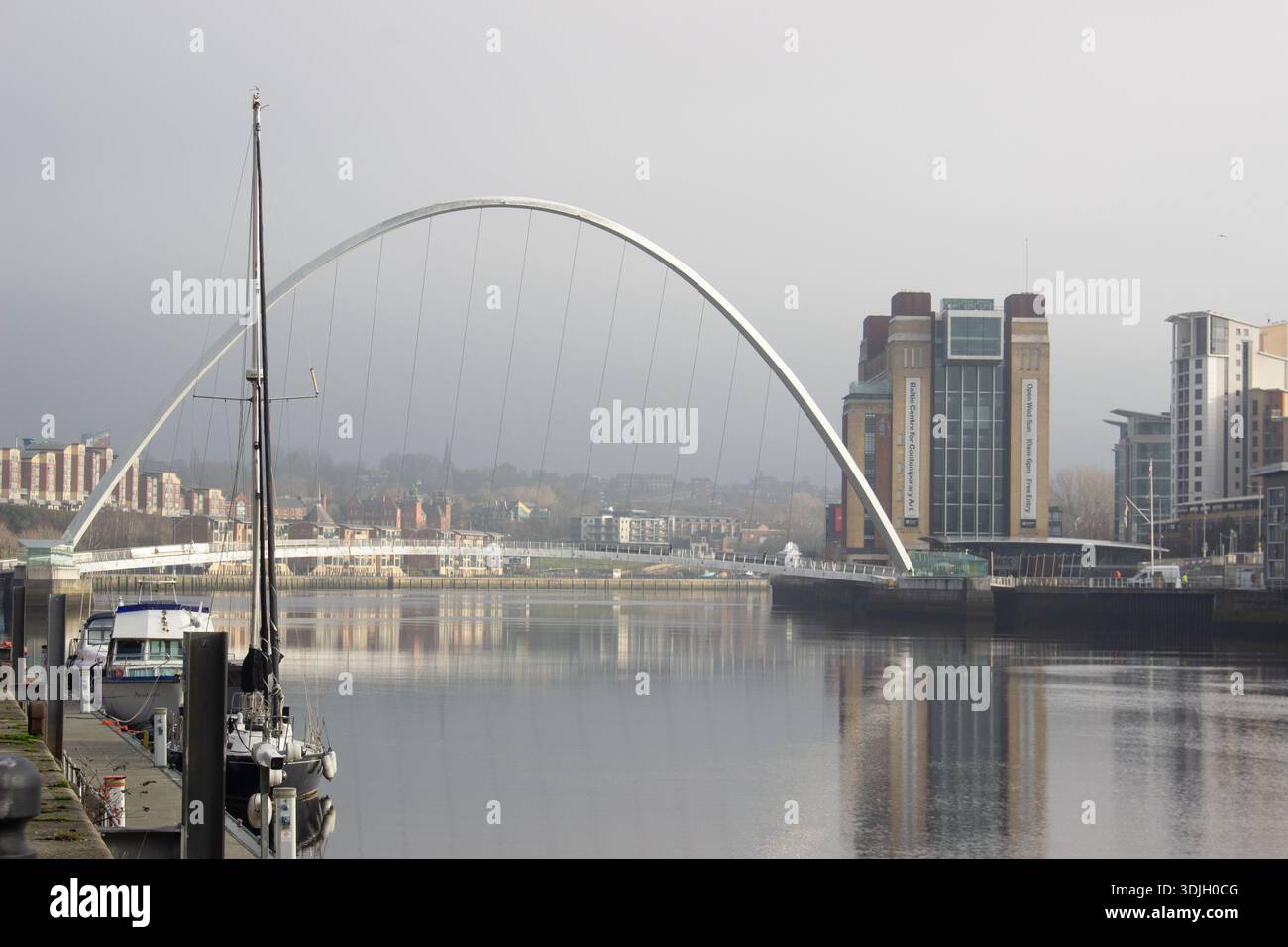Die Baltic and Millennium Bridge, Gateshead, Großbritannien Stockfoto
