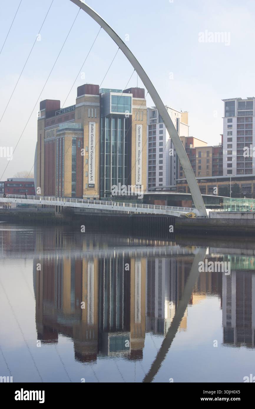 Die Baltic and Millennium Bridge, Gateshead, Großbritannien Stockfoto