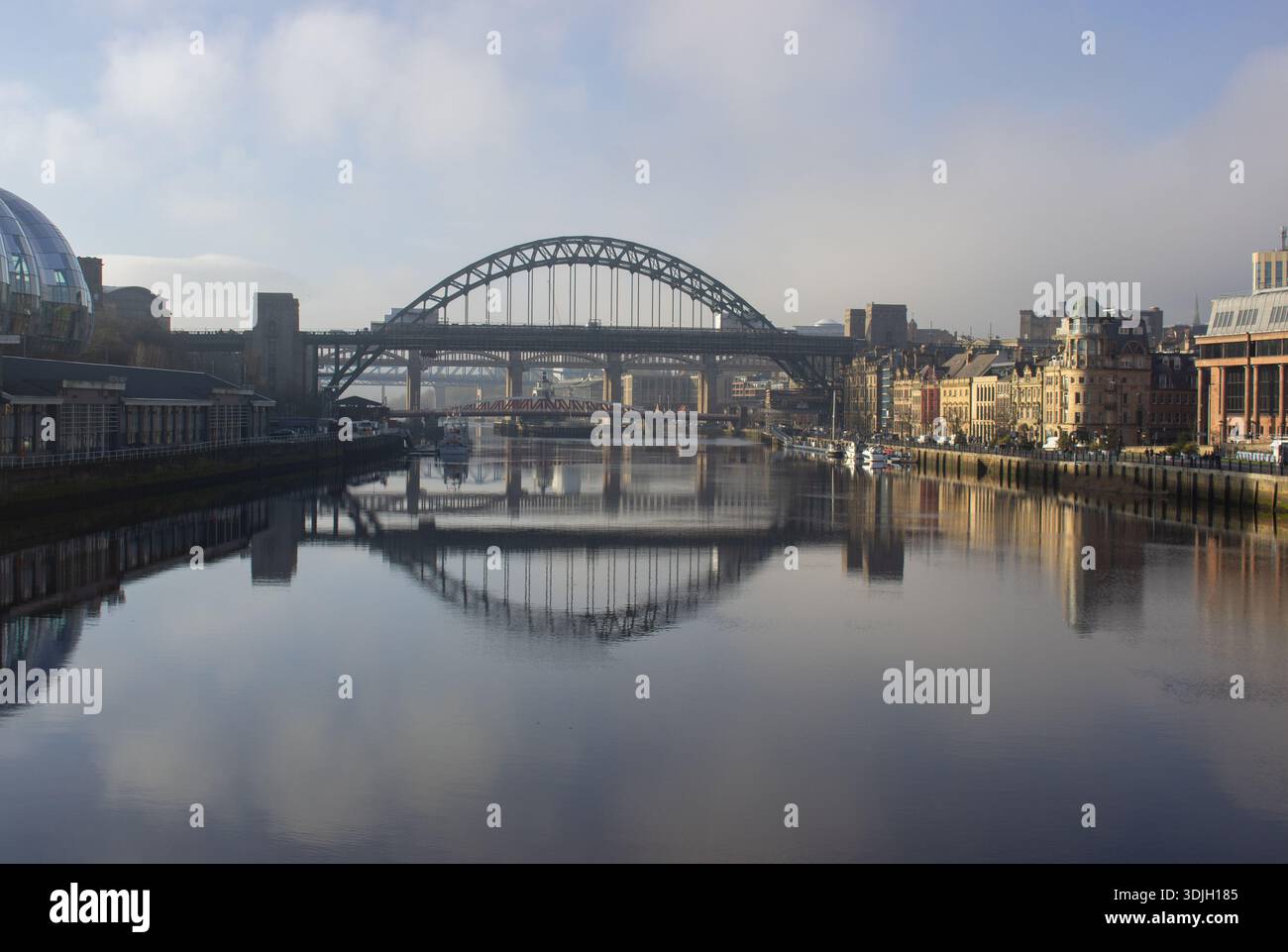 Die Tyne Bridge über den Fluss Tyne zwischen Newcastle und Gateshead Quais Stockfoto