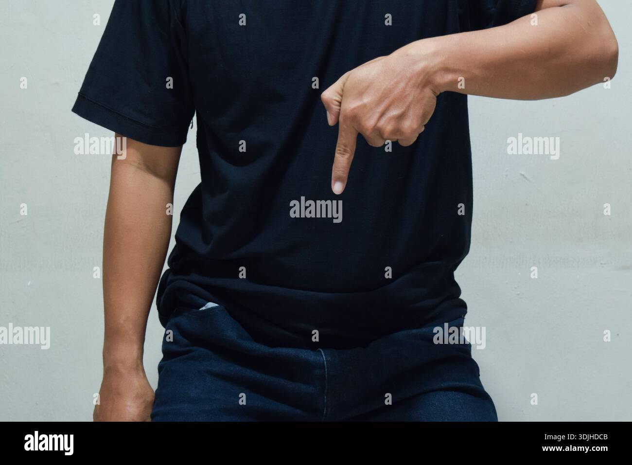 Der Geschäftsmann zeigt unten auf eine Schaltfläche für das Abonnement Stockfoto