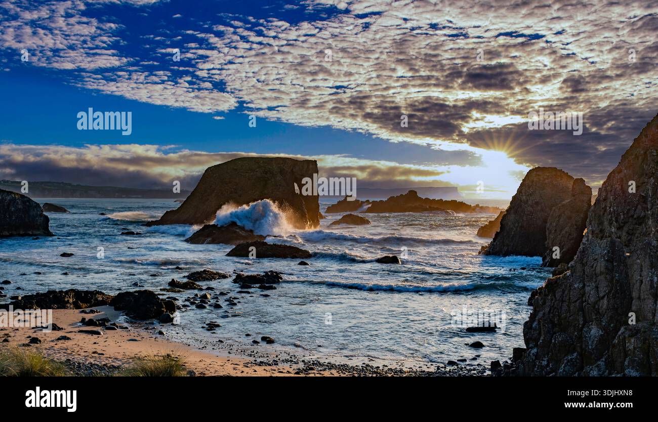Sonnenuntergang am Elephant Rock in Ballintoy, County Antrim, Nordirland Stockfoto