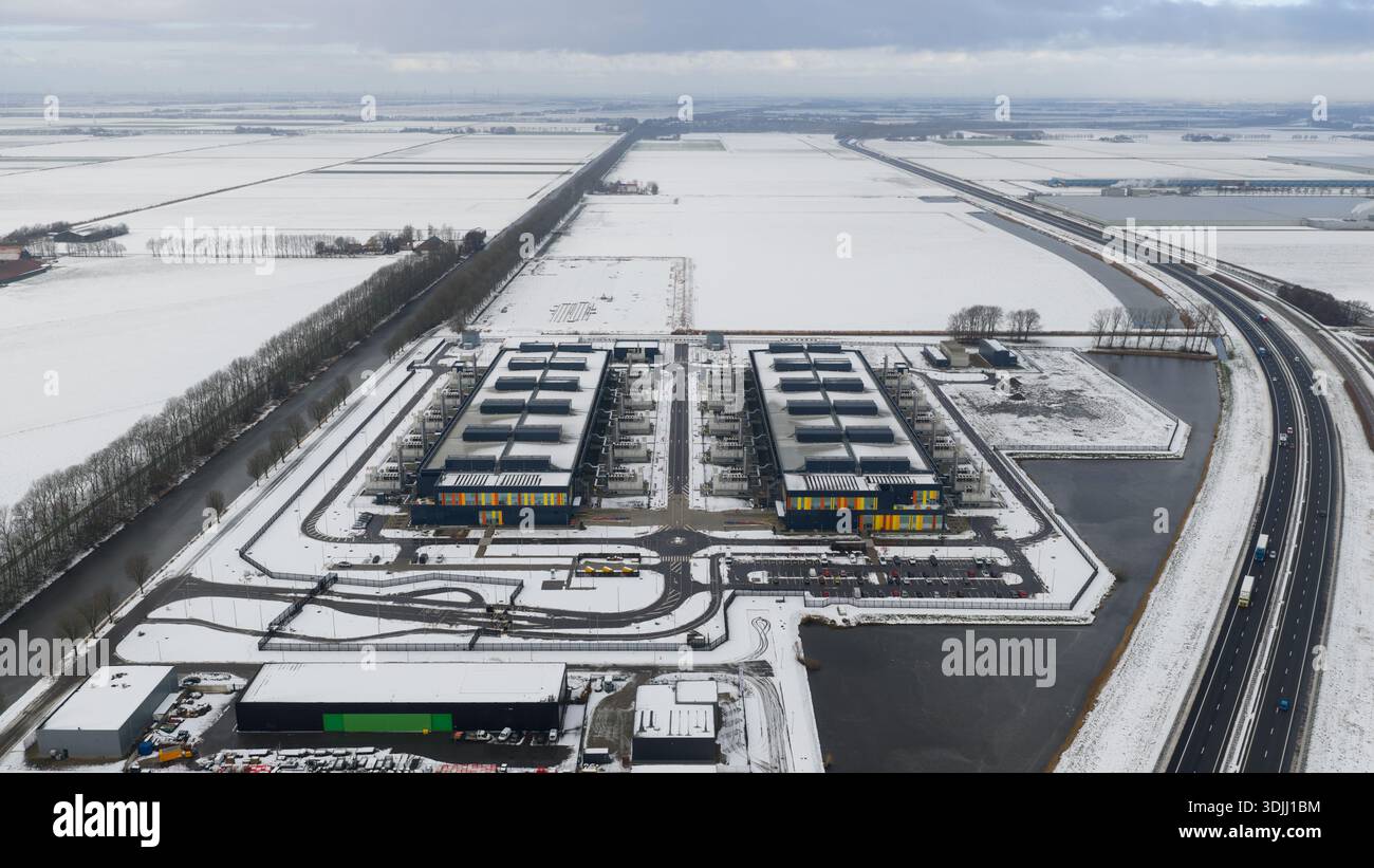 Luftaufnahme modernes Rechenzentrum in eemshaven, niederlande, Winter Stockfoto